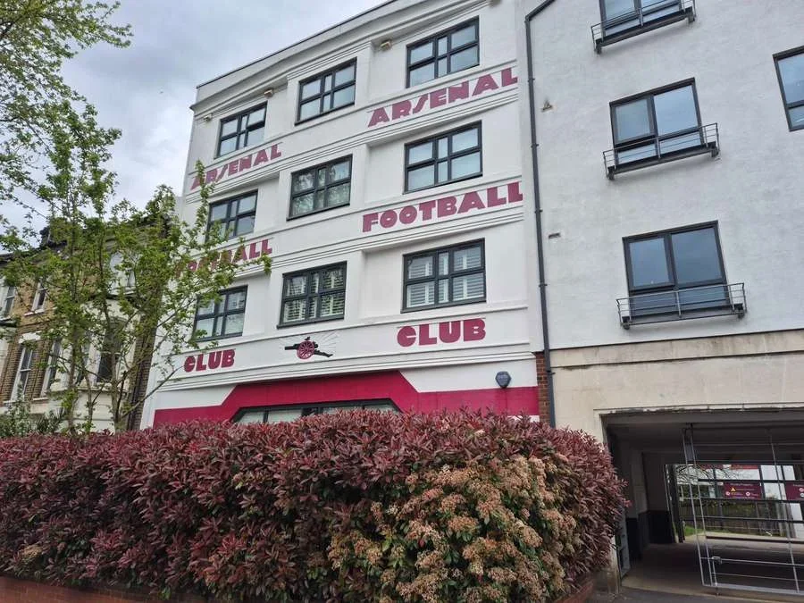 La entrada por la West Stand, en la calle Highbury Hill