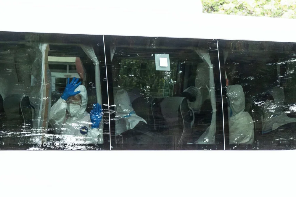 Cuatro de los catorce pasajeros españoles del MV Hondius, este domingo, en el autobús que les trasladó desde la base aérea de Torrejón de Ardoz hasta el hospital Gómez Ulla.