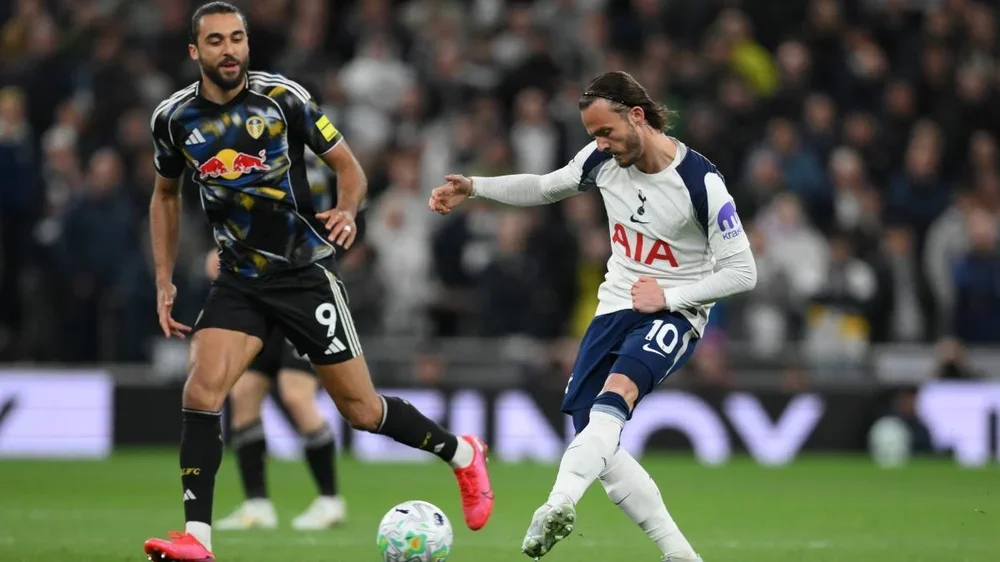 Maddison (derecha) sostiene la pelota ante Calvert-Lewin