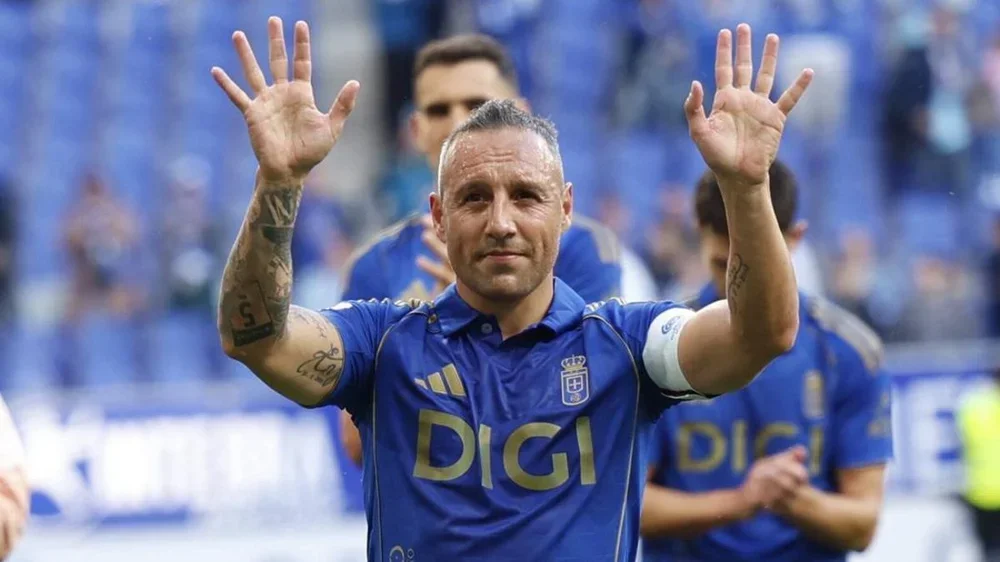 Cazorla, ayer, agradeciendo a la grada del Tartiere los cánticos pidiendo que se quede.