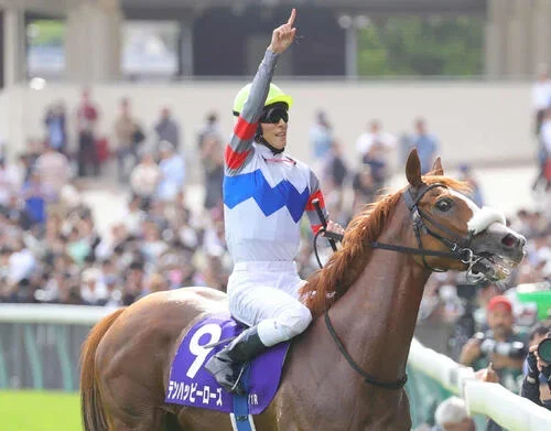 24年ヴィクトリアMを制したテンハッピーローズと津村騎手